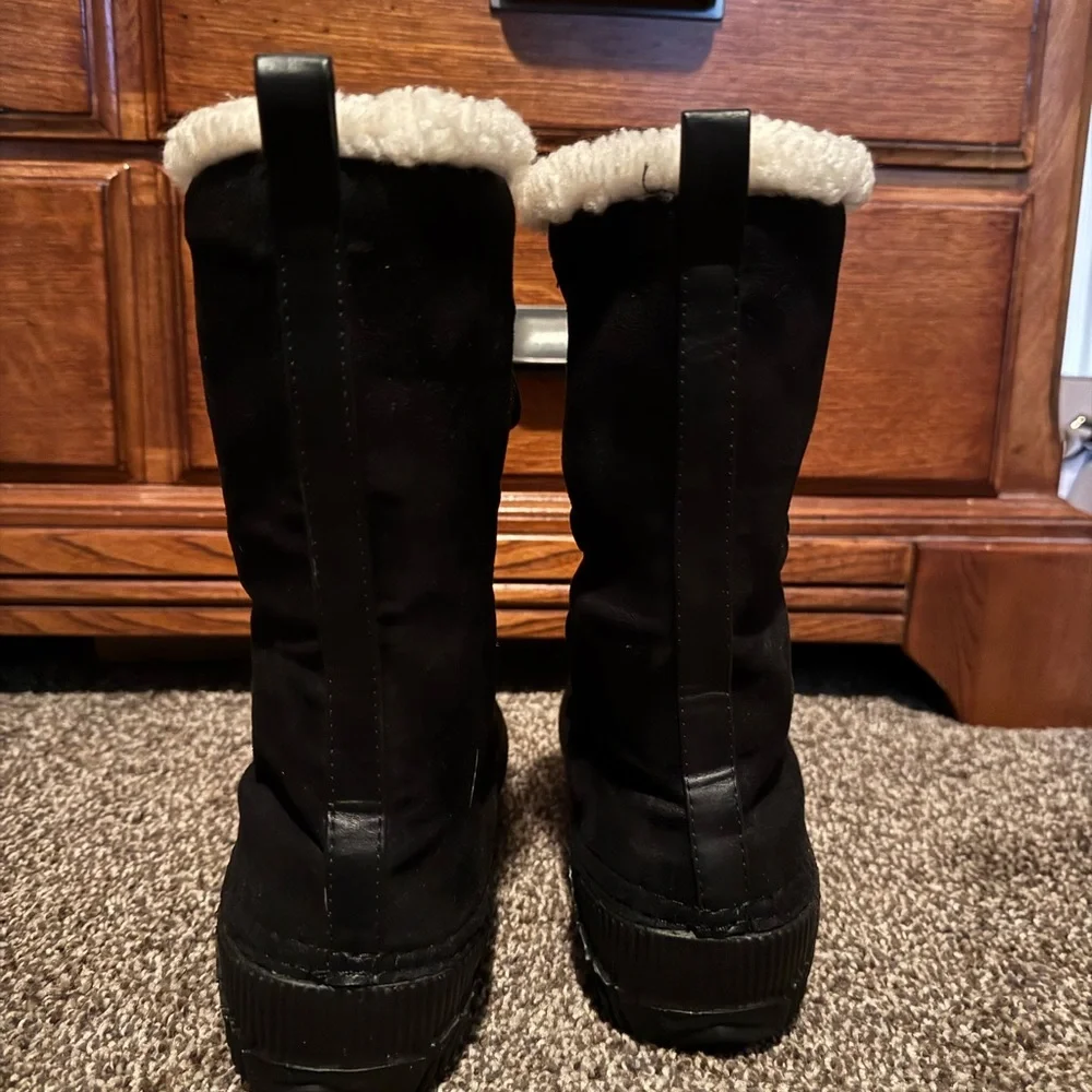 Black Sherpa-Lined Women's Winter Lace-Up Boots